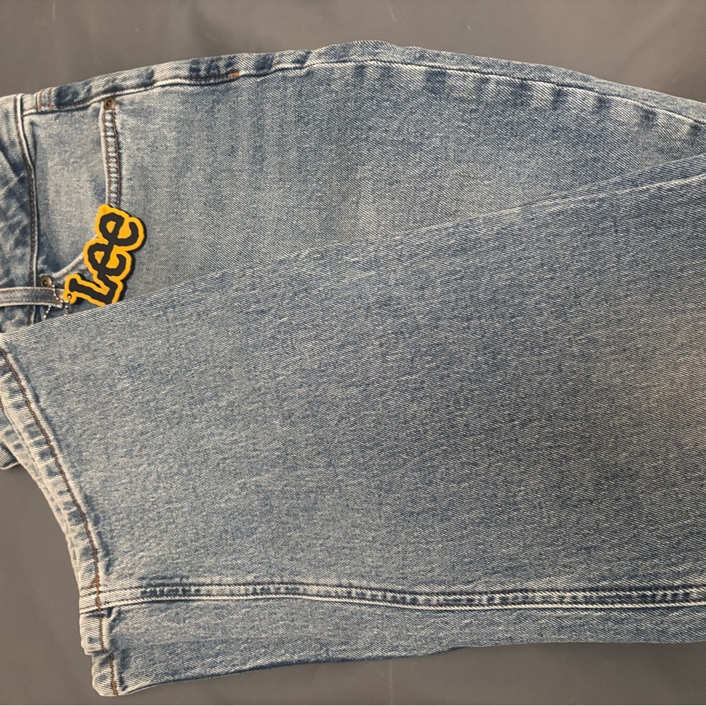 Women's Lee jeans. Relaxed leg. Size 30.